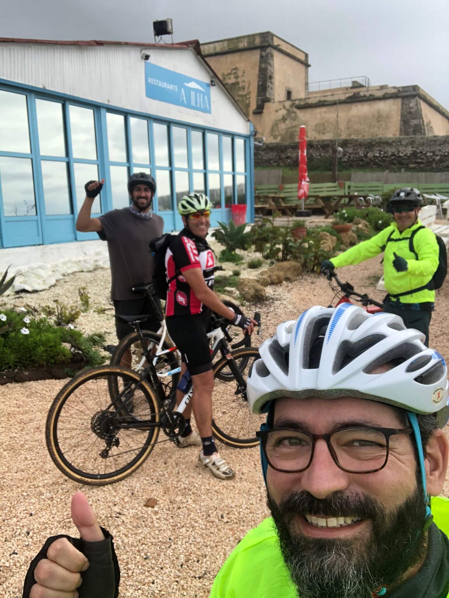 Restaurante A Ilha junto à ilha do pessegueiro em Porto Covo