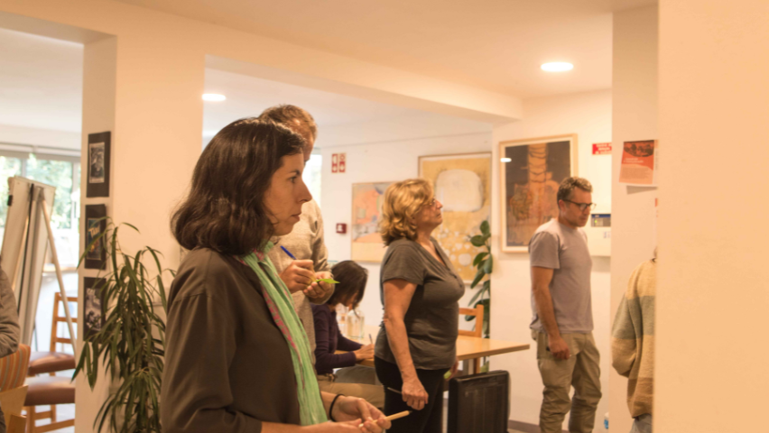 Pessoas numa reuniao dentro de uma sala