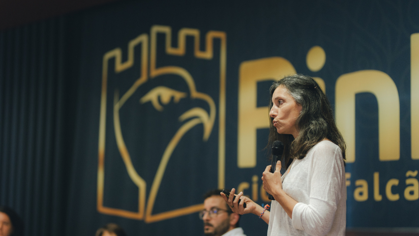Marta Cabral a falar para uma audiência