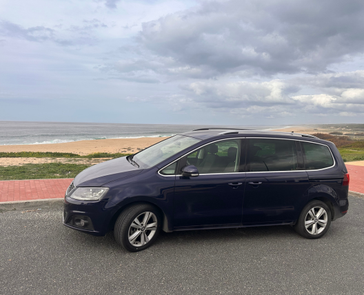 Automóvel preto parado